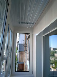 Отделка балкона: монтаж окон (все створки открываются), монтаж сайдинга, внутренняя отделка балкона (пол - фанера и линолеум, стены - утепление и отделка панелями, потолок - панели и монтаж лианы для белья).