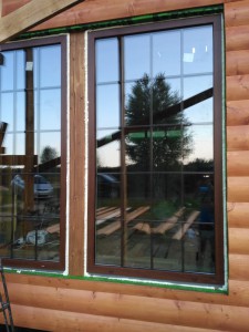 Окна в ламинации с раскладкой в строящемся доме.